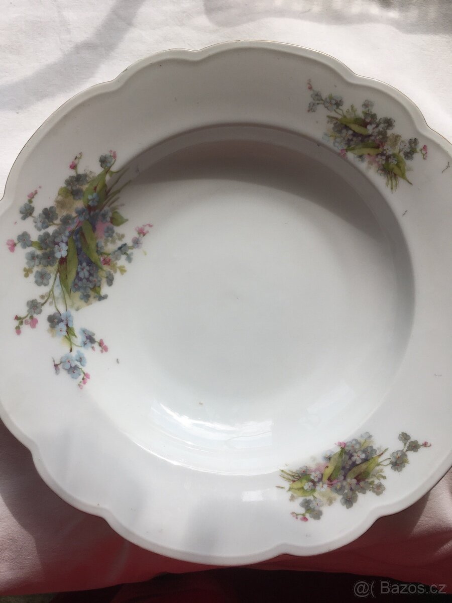 staré talíře s poměnkami