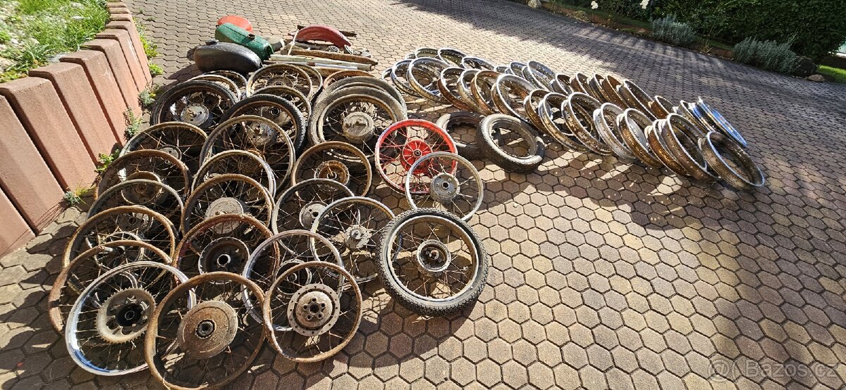 Kola nádrž výfuk blatník Jawa ČZ