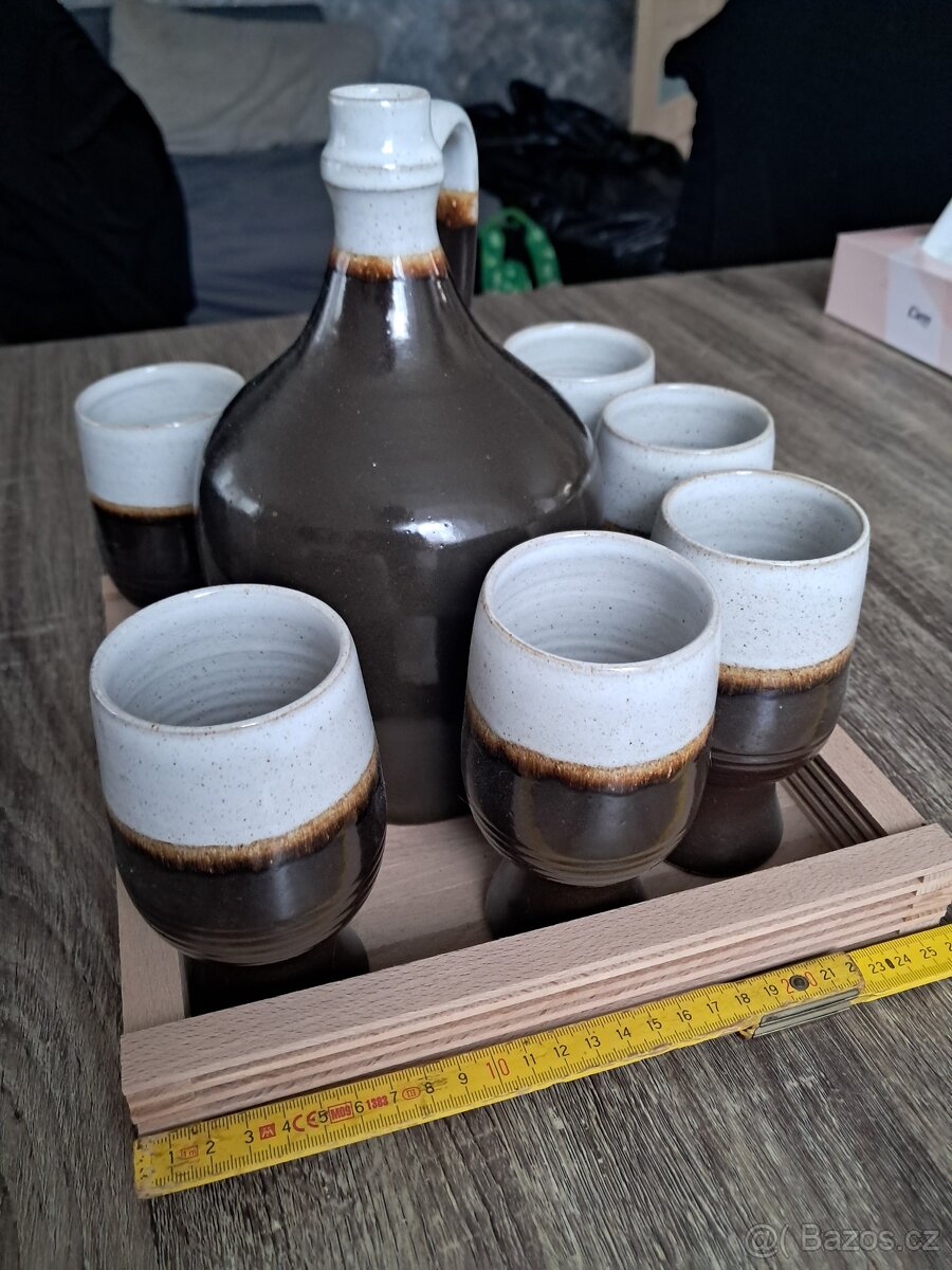 Sada keramických hrnečků s karafou