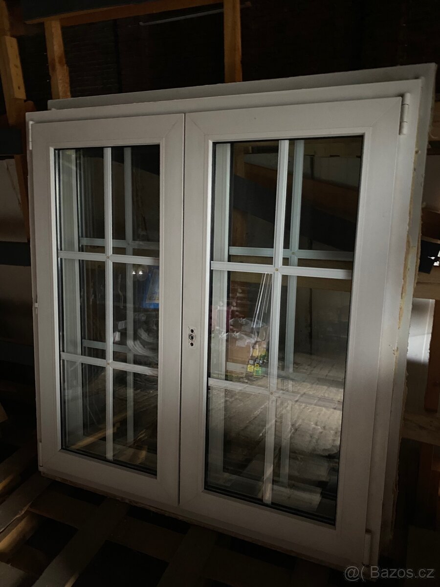 Plastové okno s mřížkou 124x133 cm