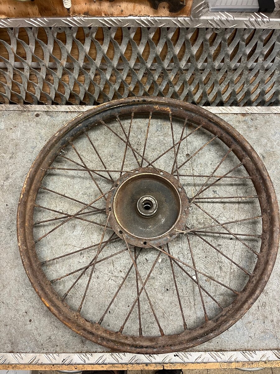 Přední kolo nejspíš ČZ 150C - patina