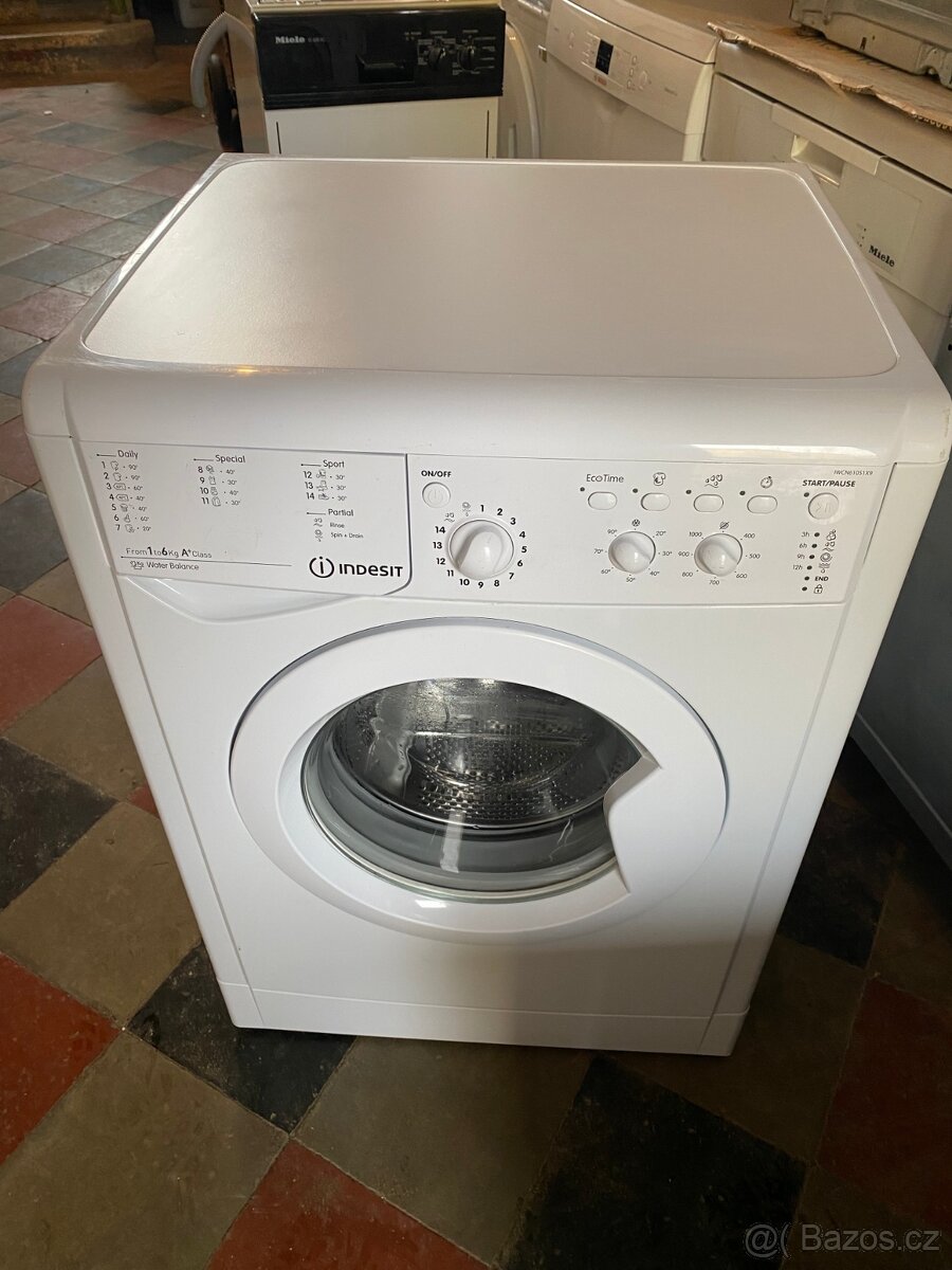 Pračka Indesit.