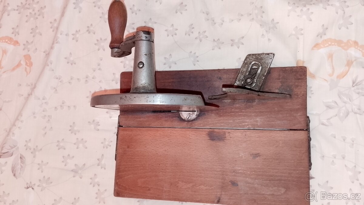 Kráječ na chleba retro hodně starý 850kč