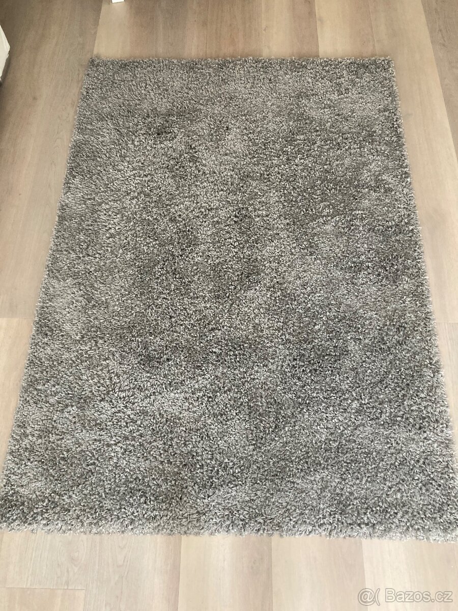 Šedý koberec