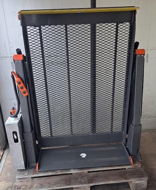 Hydraulická plošina Dhollandia DHPH2 pro vozíčkáře