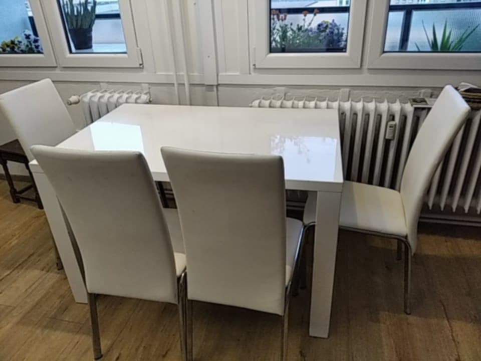 Prodám krásný bílý stůl + 4 židlemi gratis