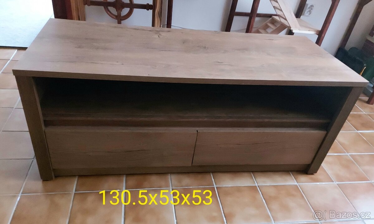 Komoda pod televizi