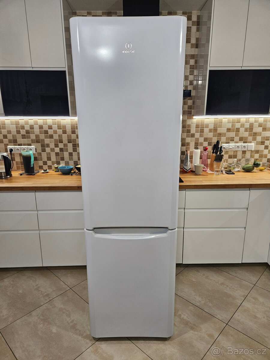 Kombinovaná chladnička Indesit NBIAAA14