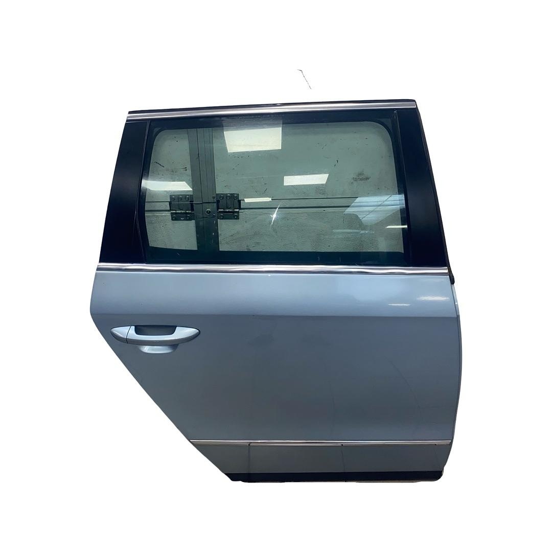 Pravé zadní dveře světle modrá LB5M VW Passat B6 kombi 2006