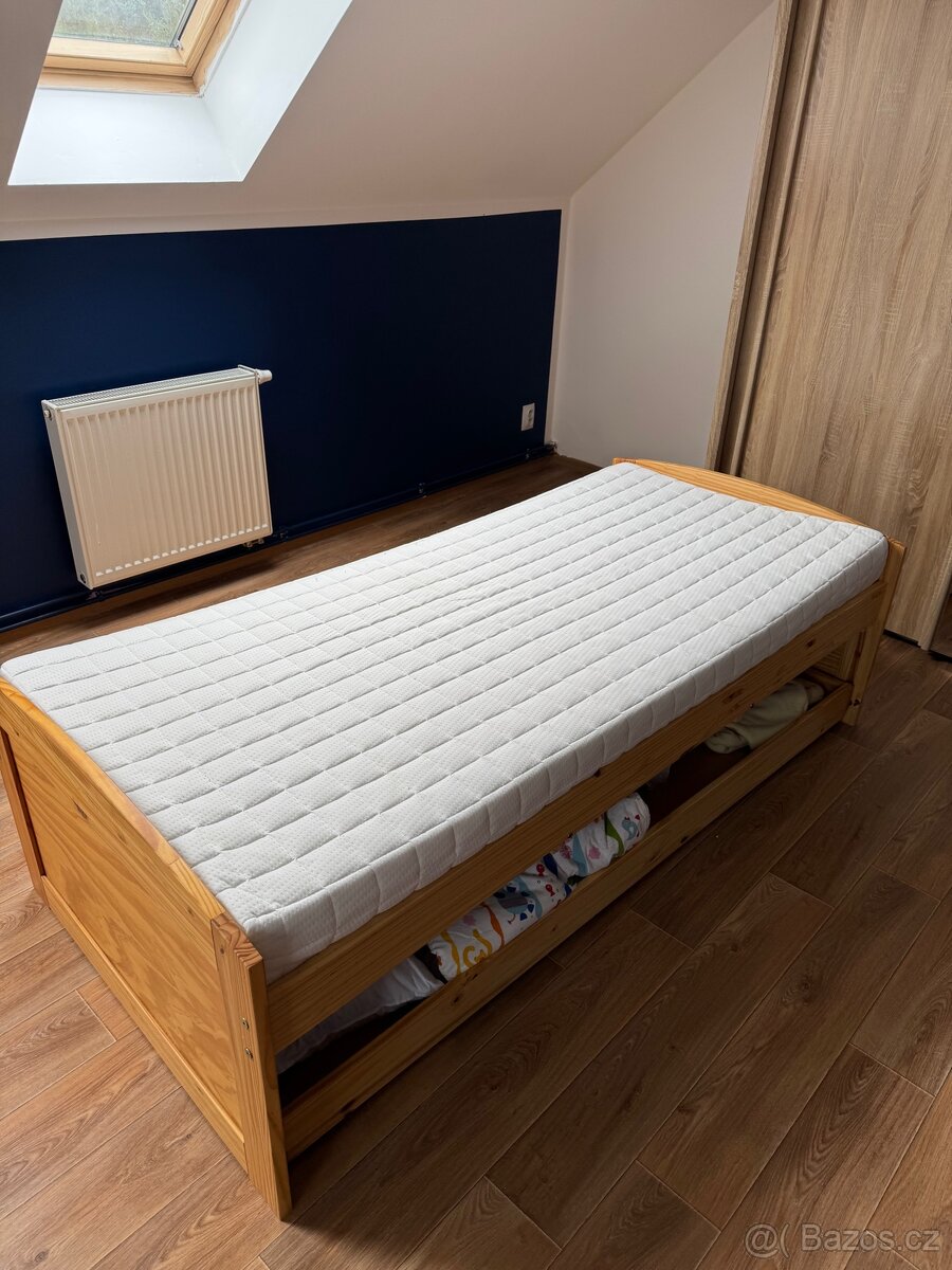 Dřevěná postel s úložným prostorem + výsuv na druhou matraci