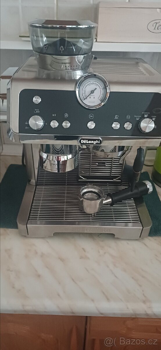 Pákový kávovar DeLonghi EC 9335.M La Specialista