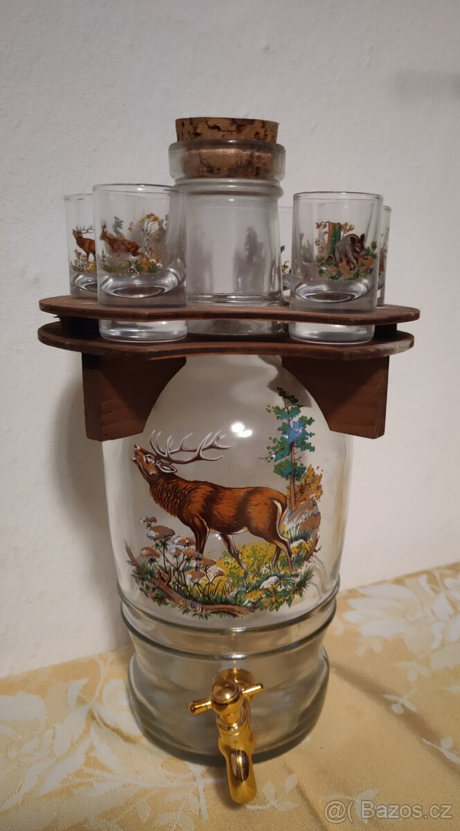 Láhev s kohoutkem a štamprlaty s motivy zvířat