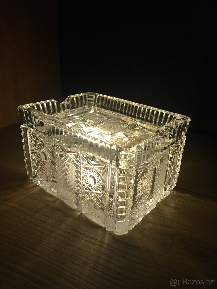 Broušená dóza s víčkem