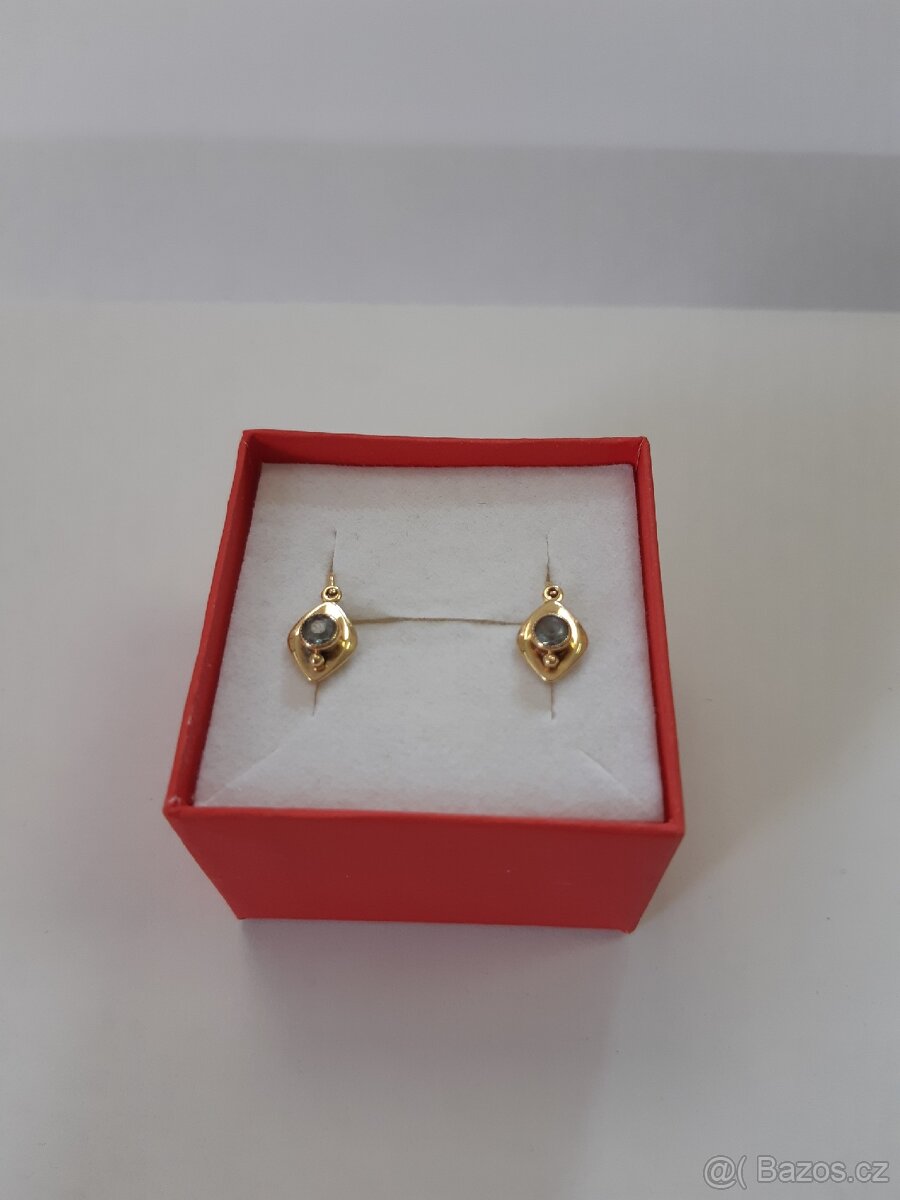 Zlaté náušnice s modrým kamínkem