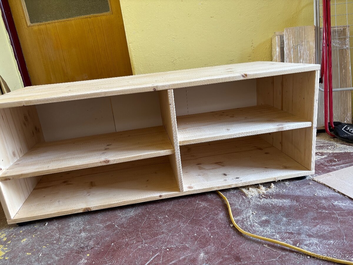 Botník / TV skříňka z masivu – ruční výroba