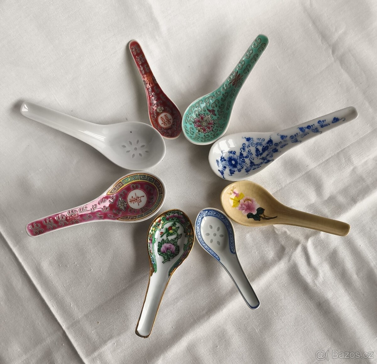 malá sbírka orientálních porcelánových lžiček