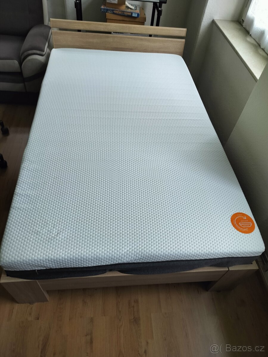 Zachovalá postel se zánovní matrace