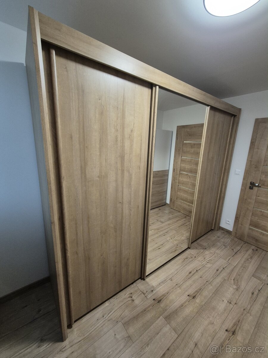 Šatní skříň TOP stav šířka 280 cm