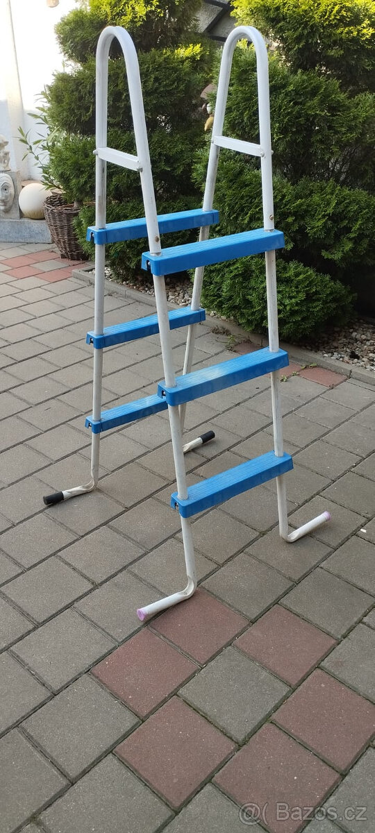 Schůdky do bazénu