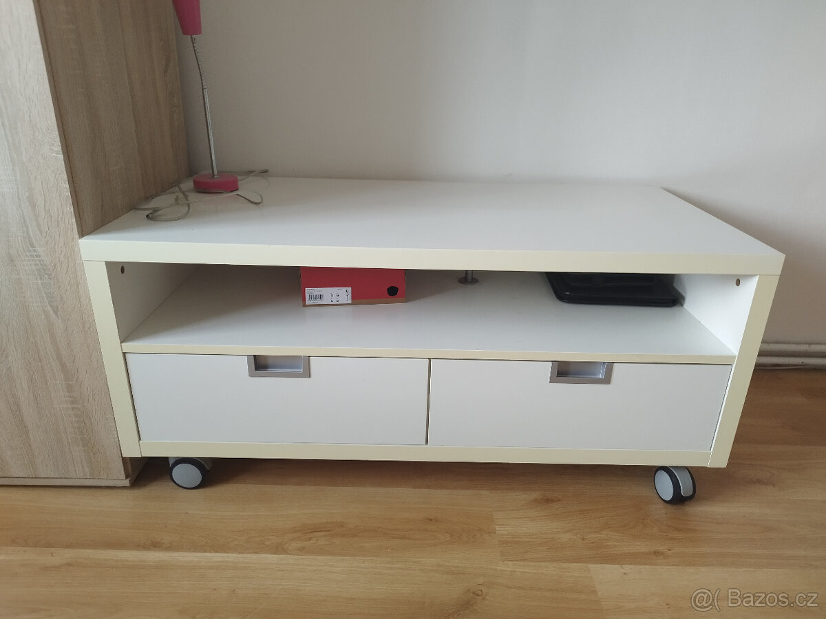 TV stolek na kolečkách