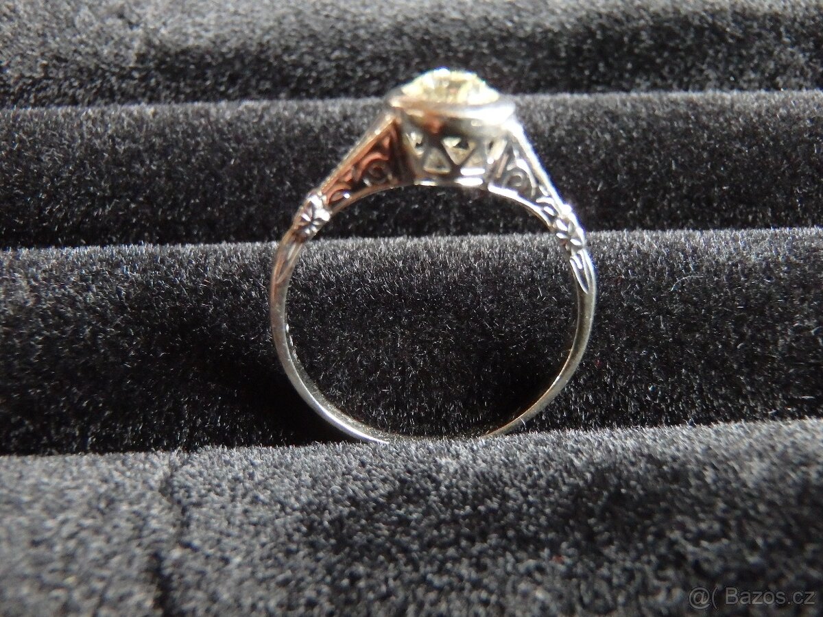 Prodám prvorepublikový zlatý prsten s diamantem.