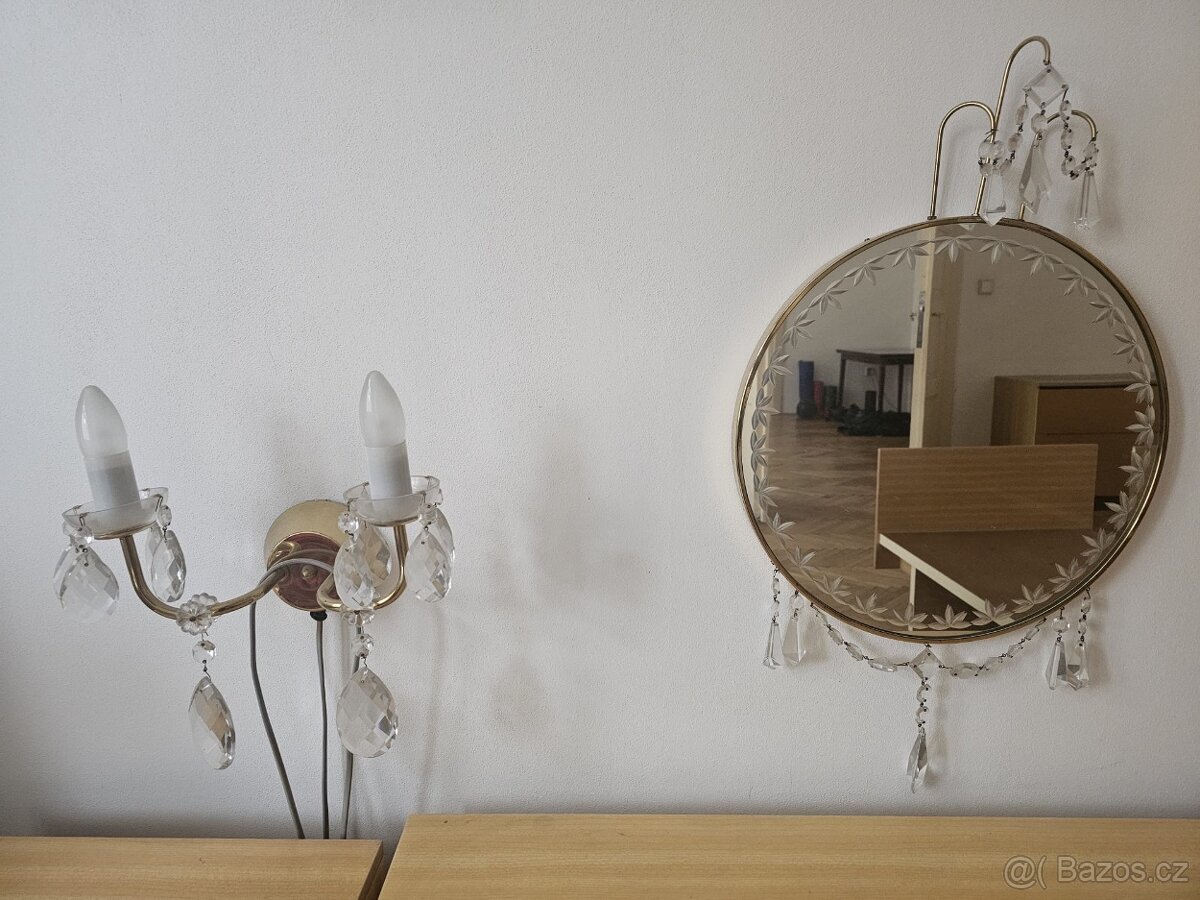 Zrcadlo se svítidlem