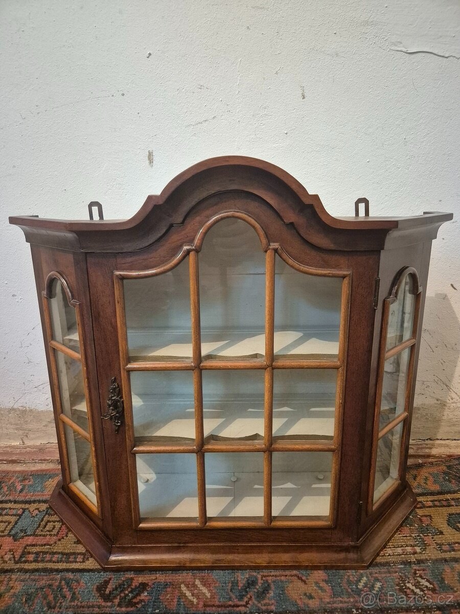 Luxusní nástěnná vitrína - ořech
