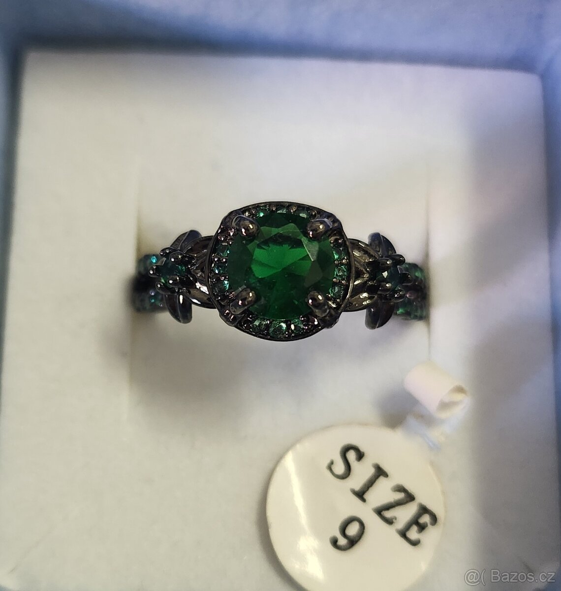 Nový černý prsten se zelenými kamínky