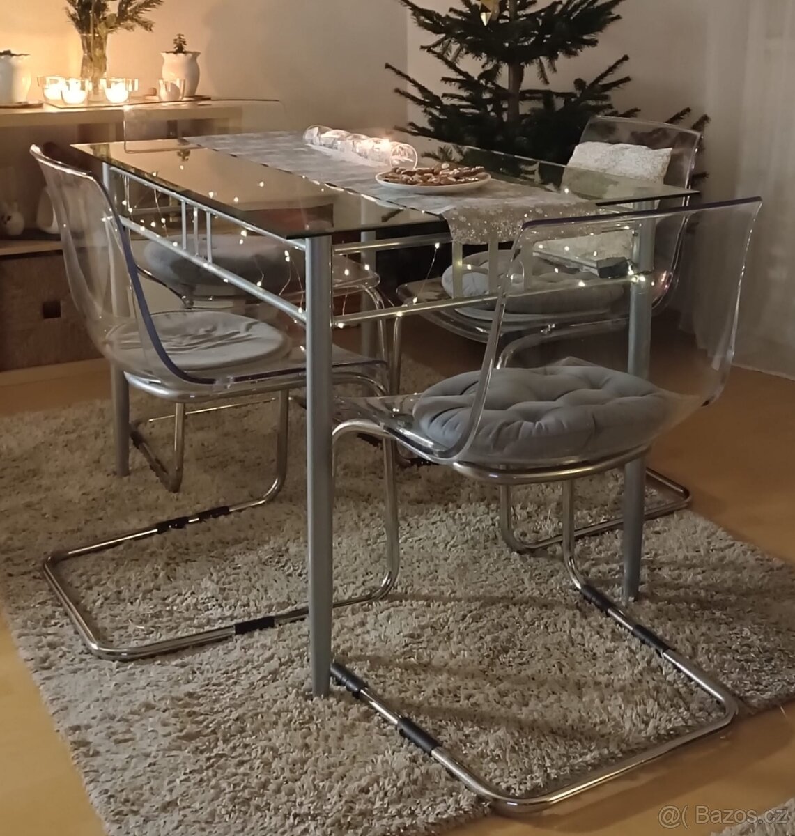 Skleněný jídelní stůl