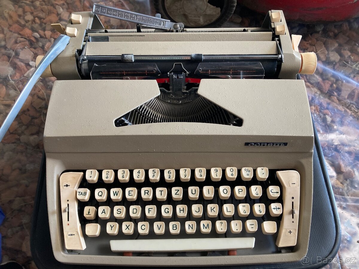 Psací stroj Consul v kufříku