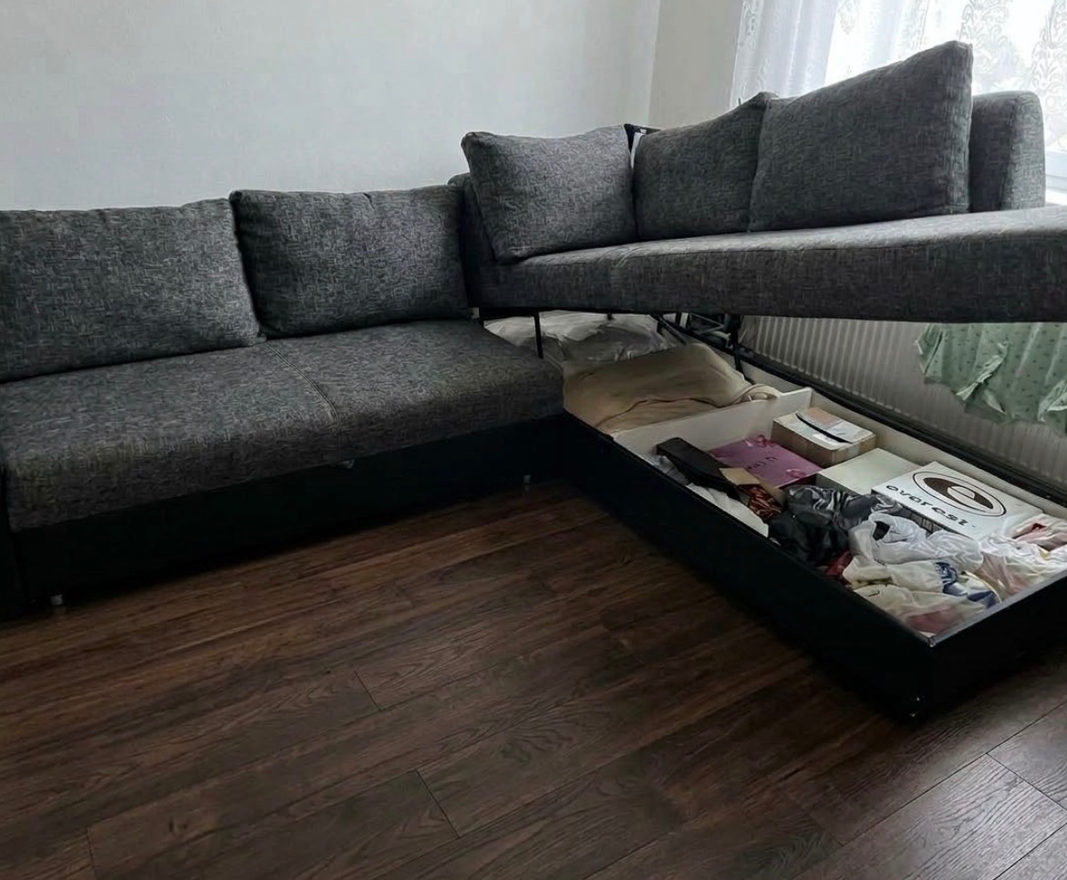 Rozkládací gauč s úložným prostorem