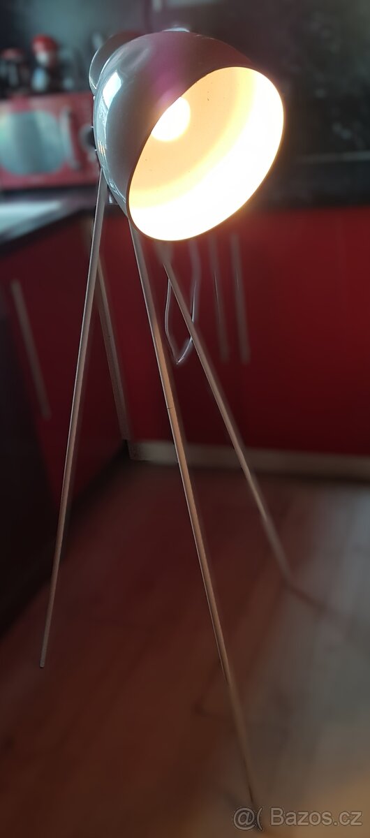 Lampa trojnožka výška cca 125 cm
