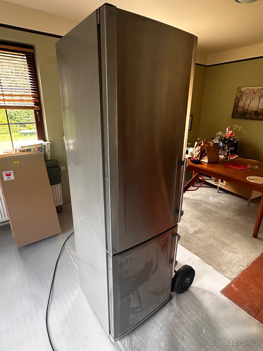 Prodám plně funkční lednici Liebherr a myčku Miele