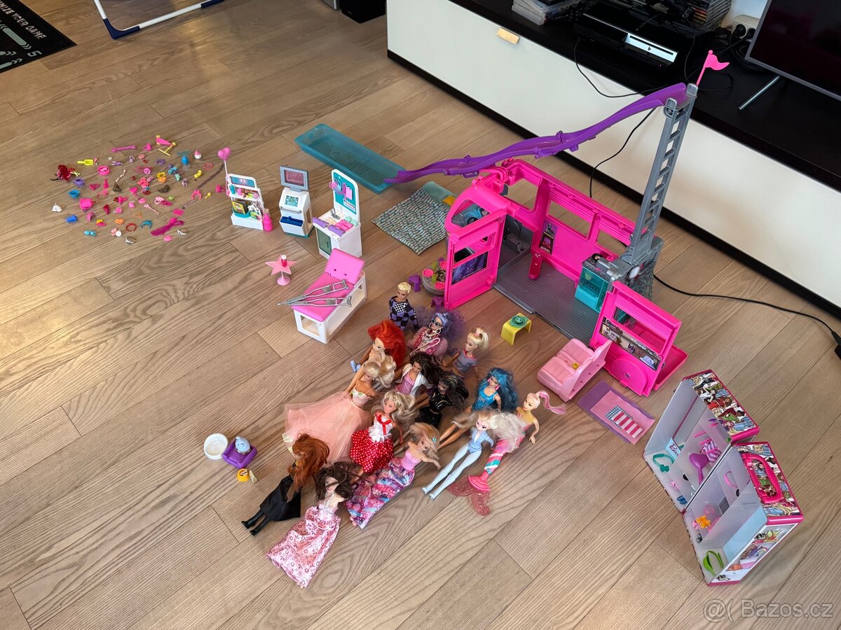 Barbie - karavan, lékárna, šatník + doplňky.