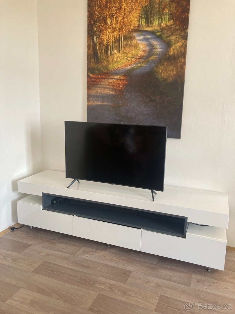 Velký TV stolek