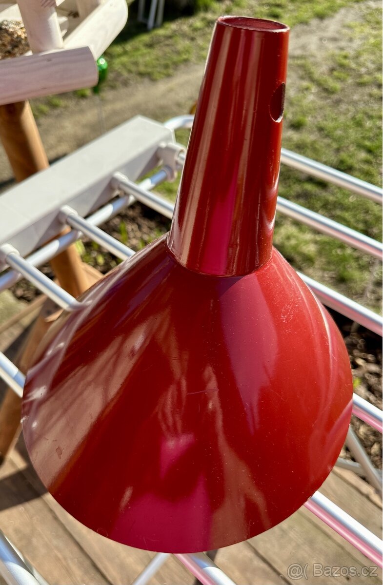 Šišatý kovový vršek (cilindr) na starou lampičku