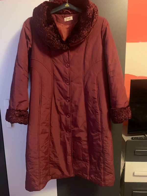 DÁMS. PROŠÍVANÝ VÍNOVÝ KABÁT, zn: DIALLI /Itálie/,VEL:46/48