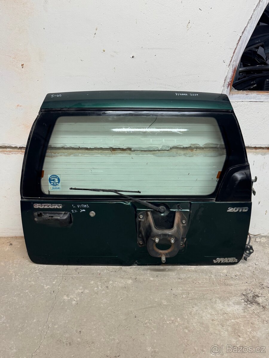 Suzuki Grand Vitara 1998-03, zadní 5. (páté) dveře poškozené
