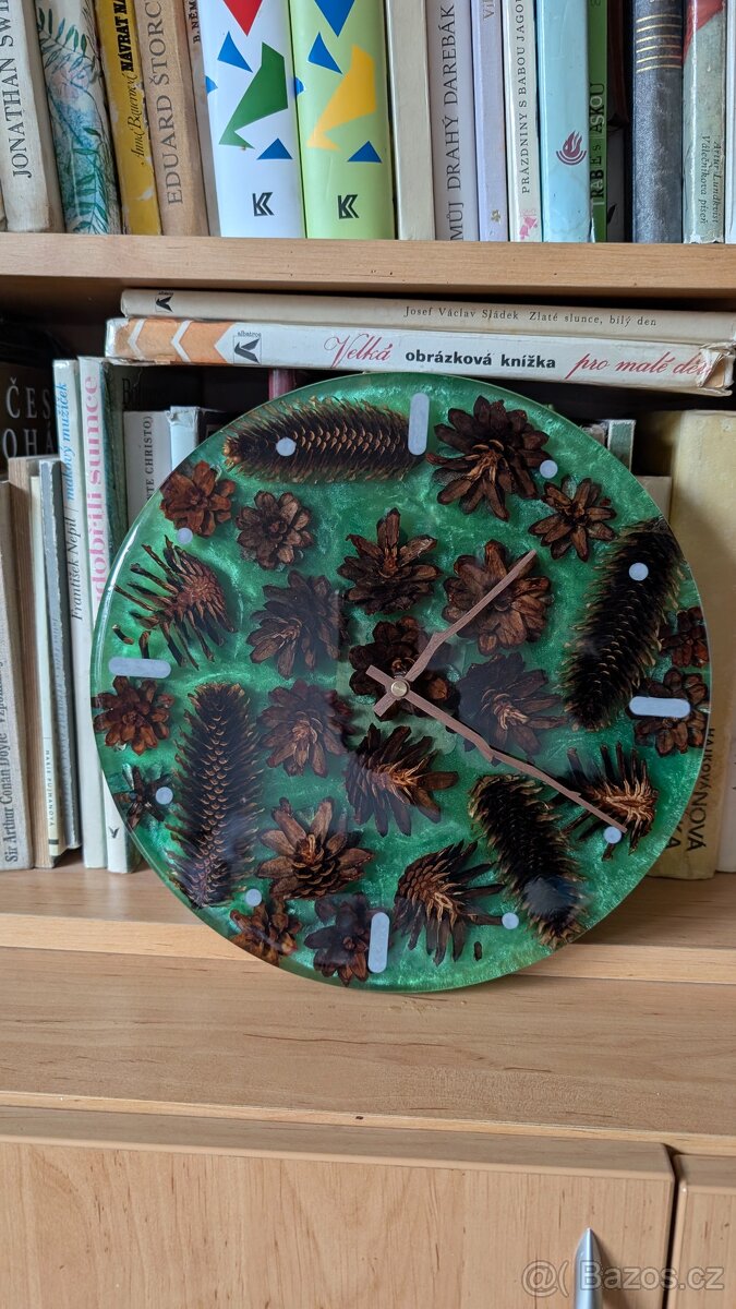 Nástěnné hodiny z epoxidové pryskyřice a šišek