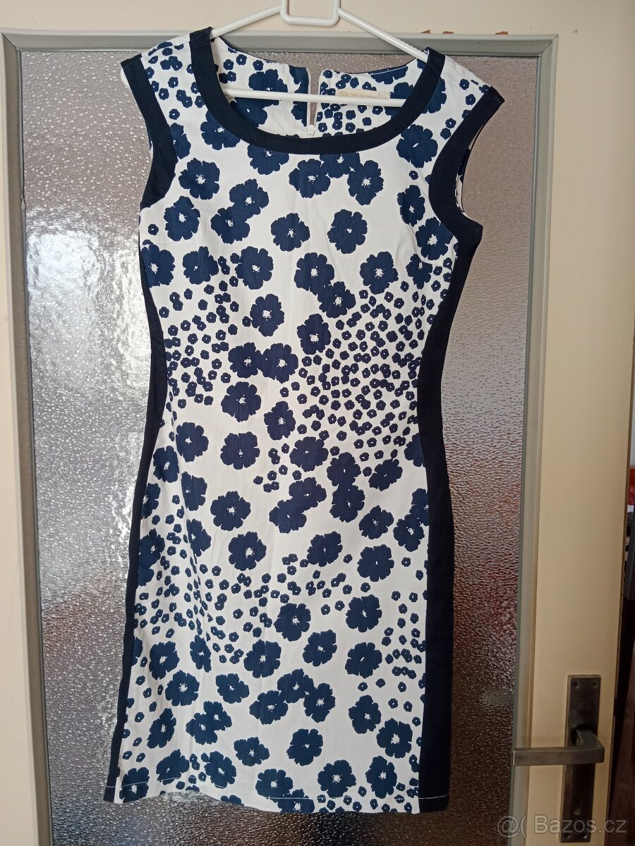 Dámské modrobílé květované šaty