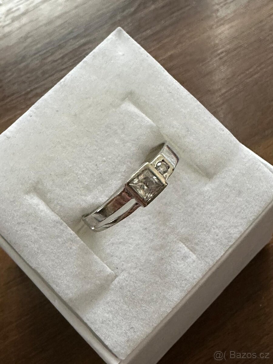 Prsten z bílého zlata