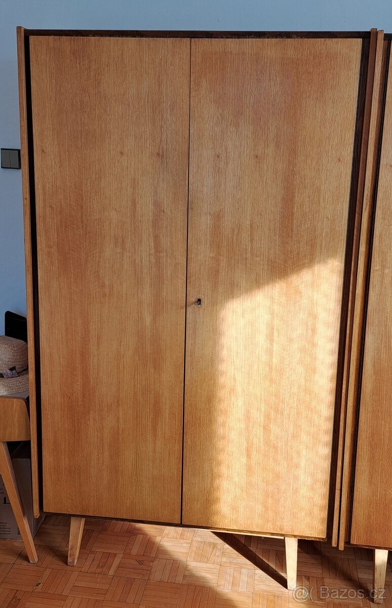 2 světlé šatní skříně a peřiňák, retro masiv ze 60. let