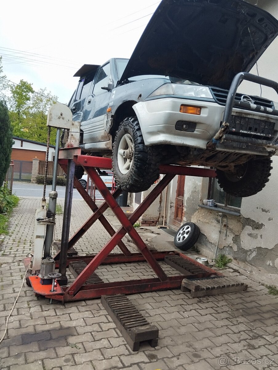 Nůžkový zvedák 2t DDR