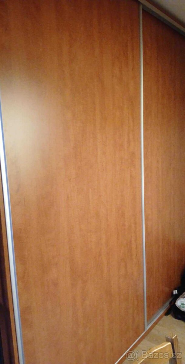 Skříň s posuvnými dveřmi
