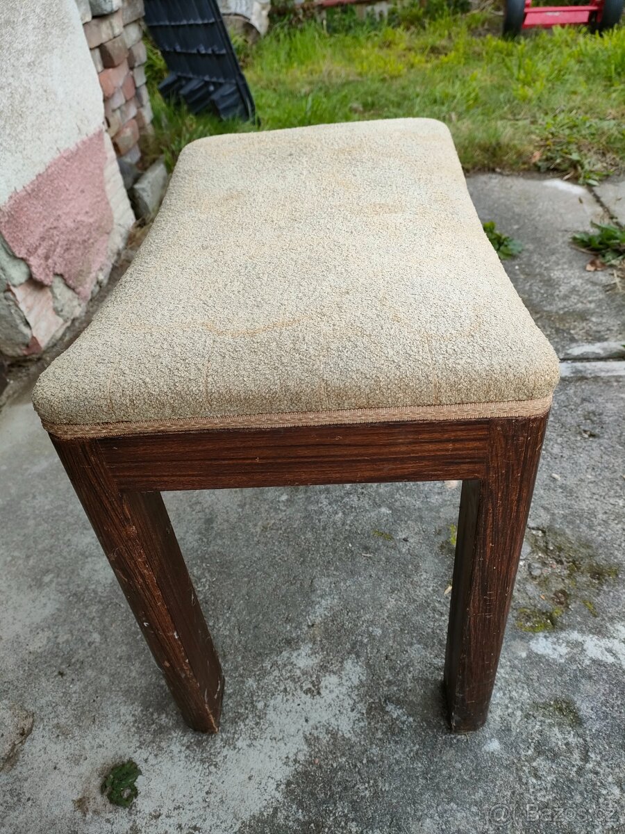 Retro stolička z minulého tisíciletí