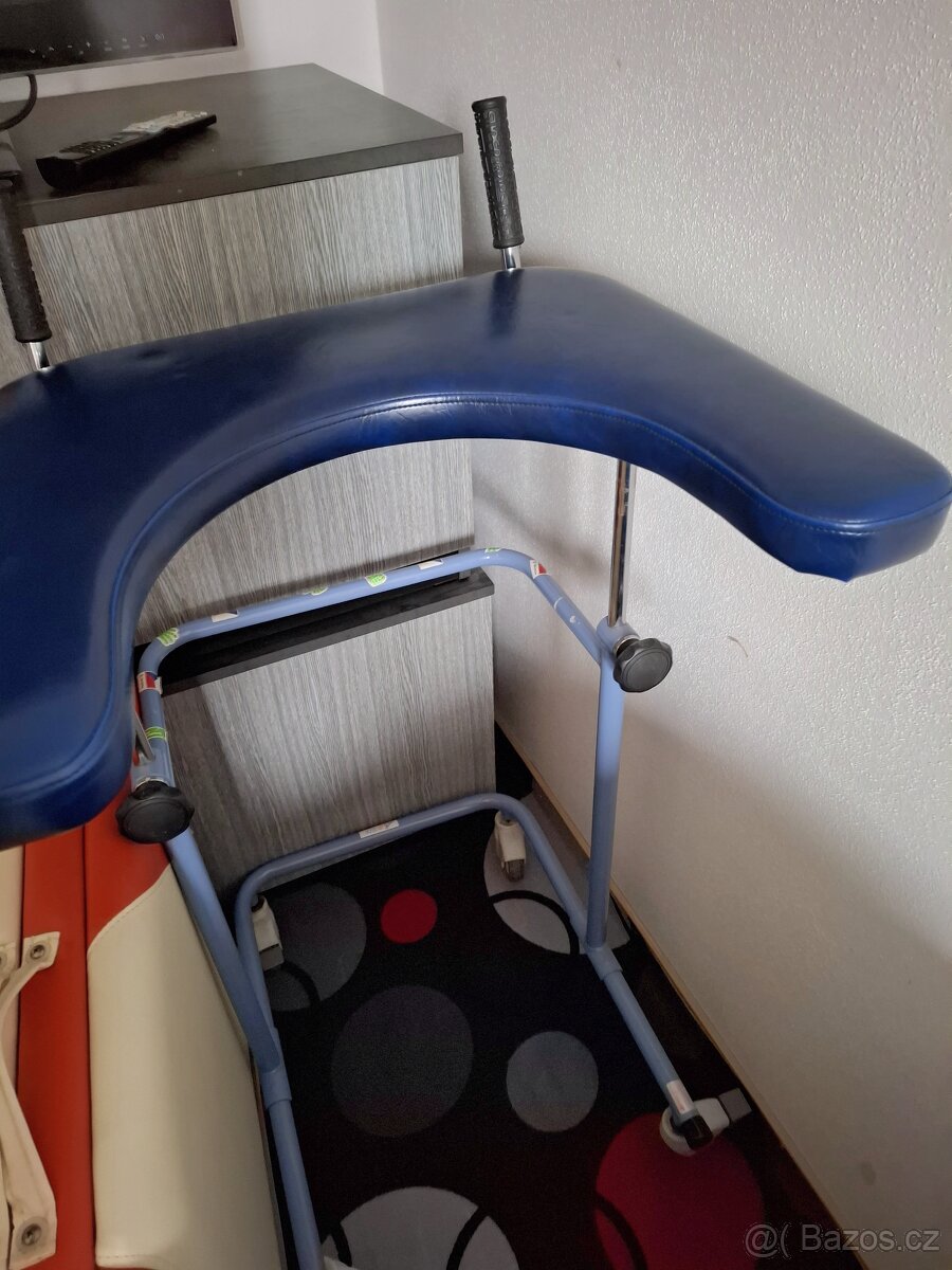 Chodítko s opěrnou deskou