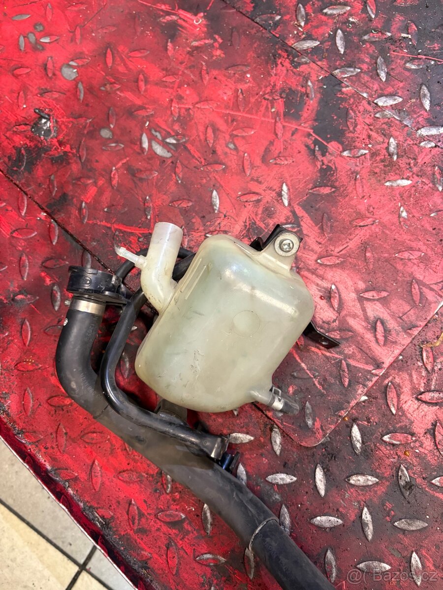 Suzuki Burgman 400 expanzní nádoba