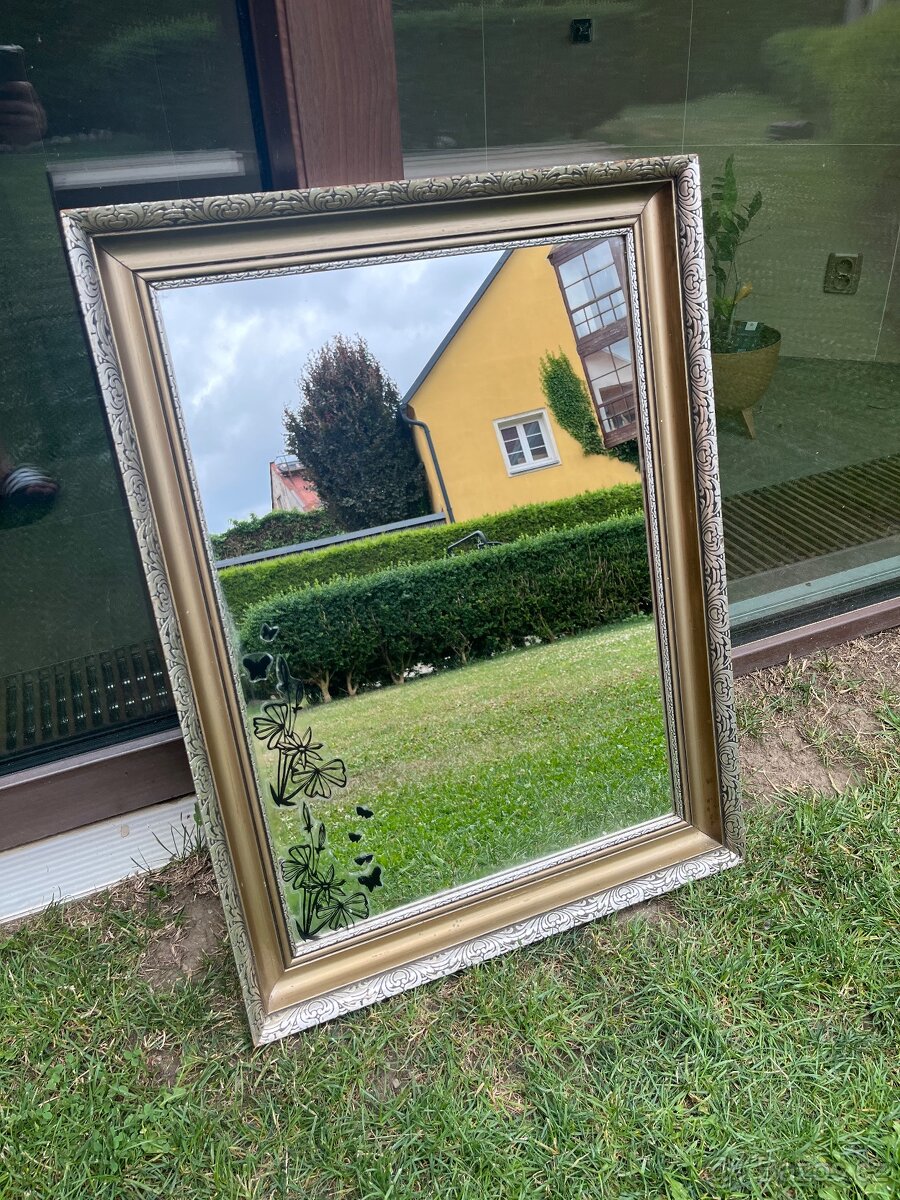 Zrcadlo s designem motýla a mosazný rám
