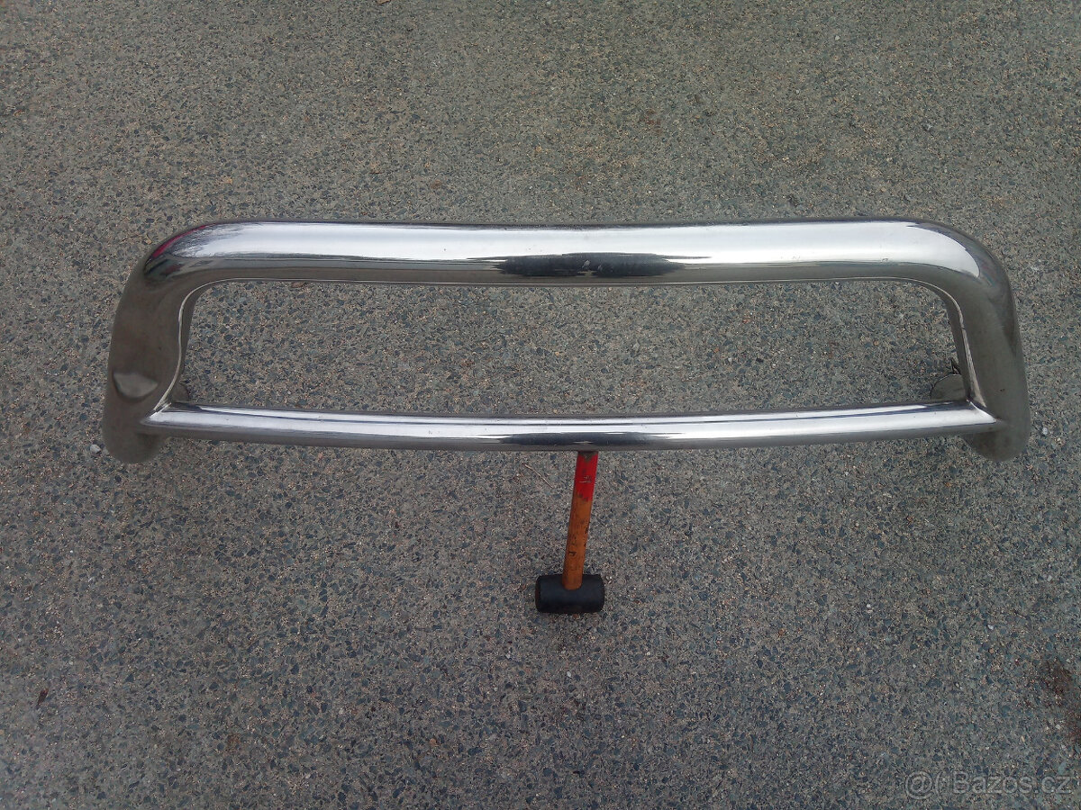 Ochranný nerezový rám - poškozený.