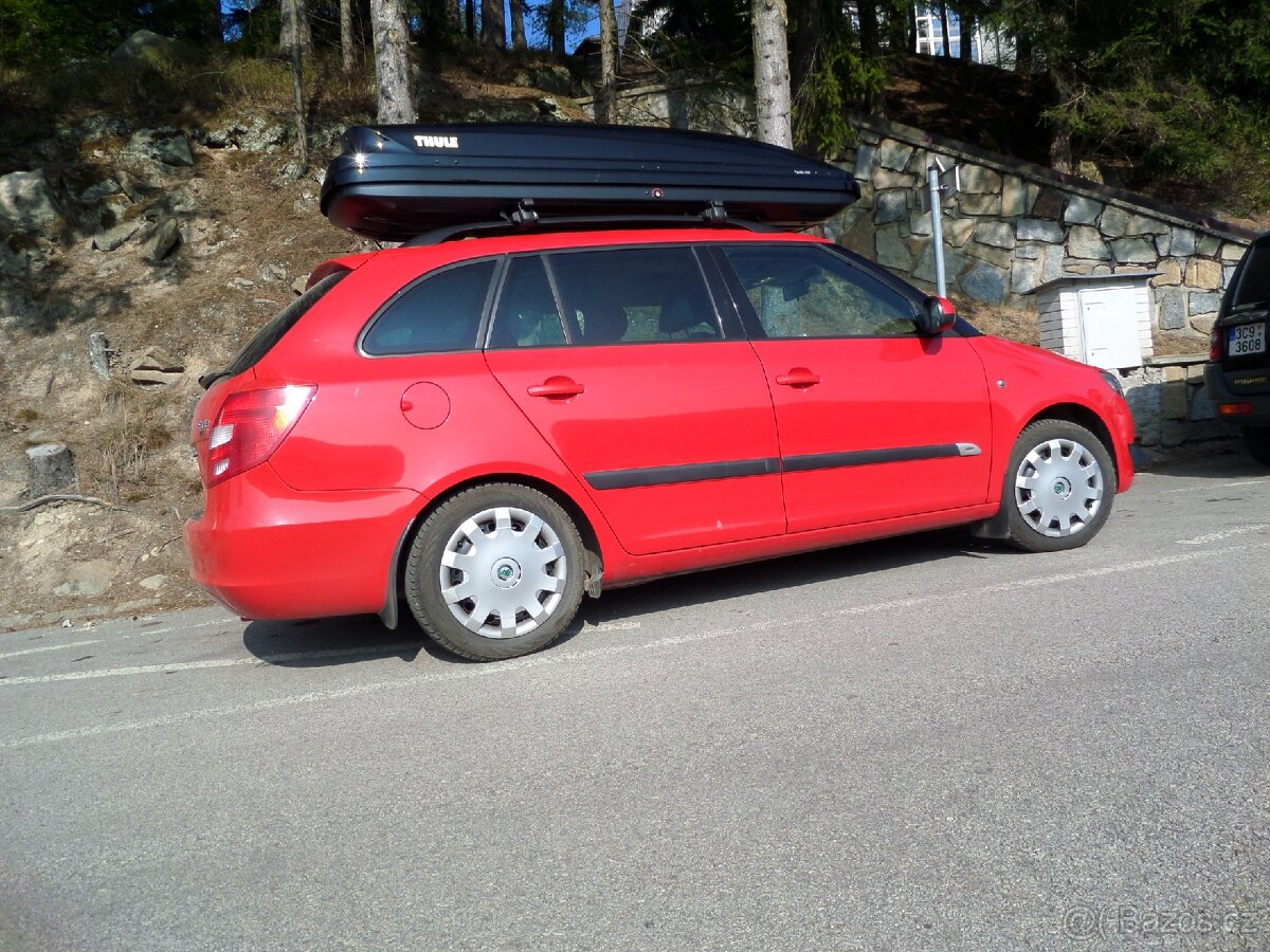 Rakev, střešní box Thule na víkend a pod.